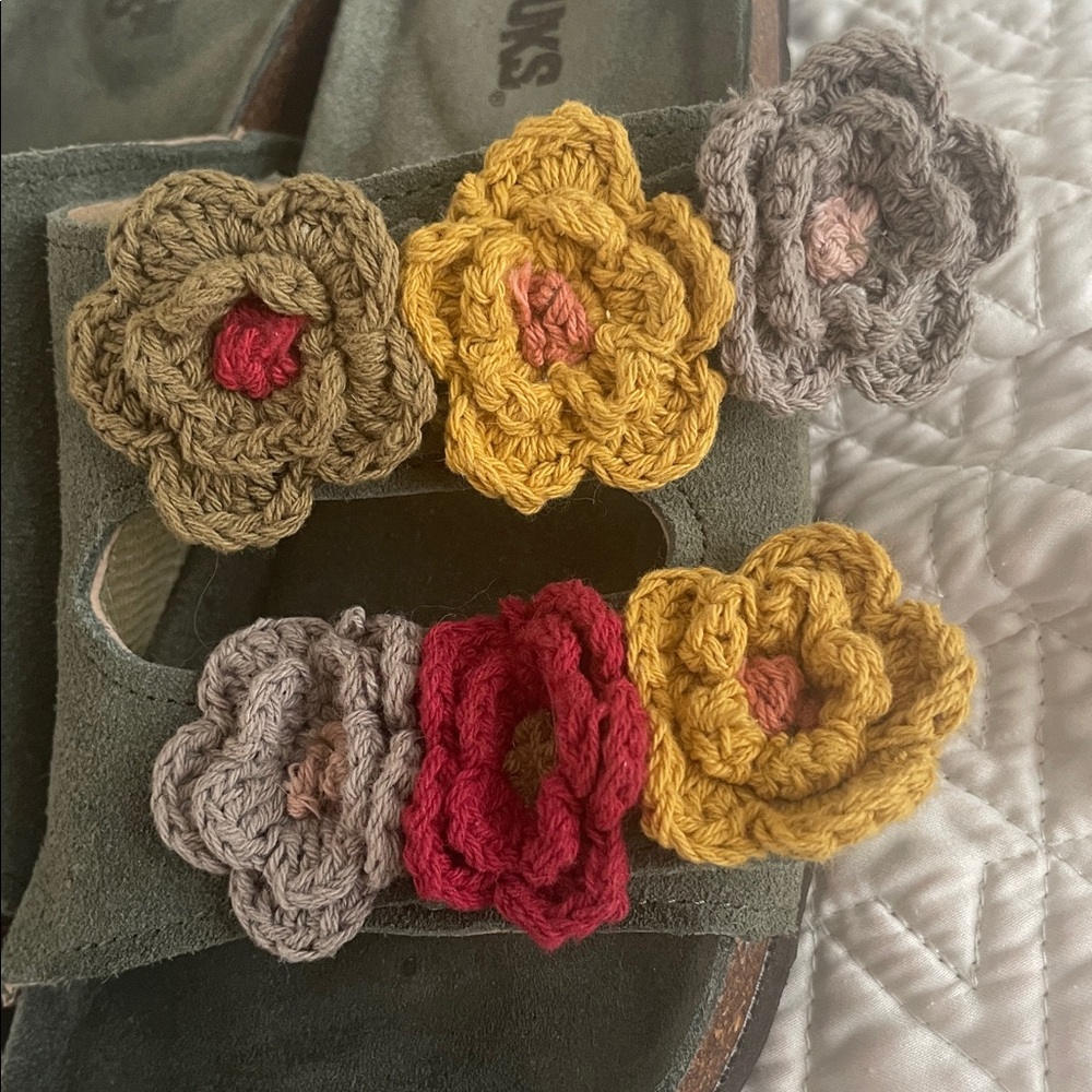 Muk Luks Women’s Sandals‎ Slip on Adjustable Width Knit Flowers Size 9 - Picture 2 of 8